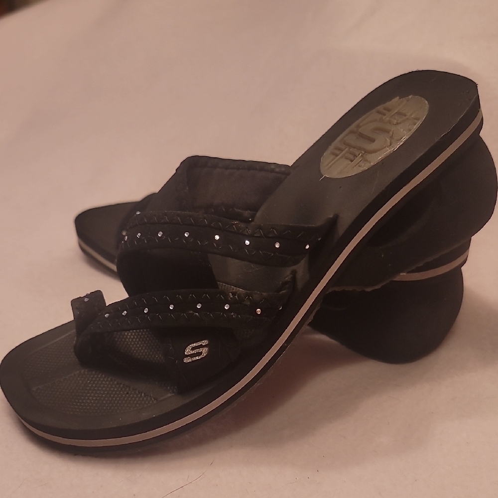 0654. NWOTs ~ Skechers Black Sandals with Thong Design and Studded Straps - Picture 2 of 10
